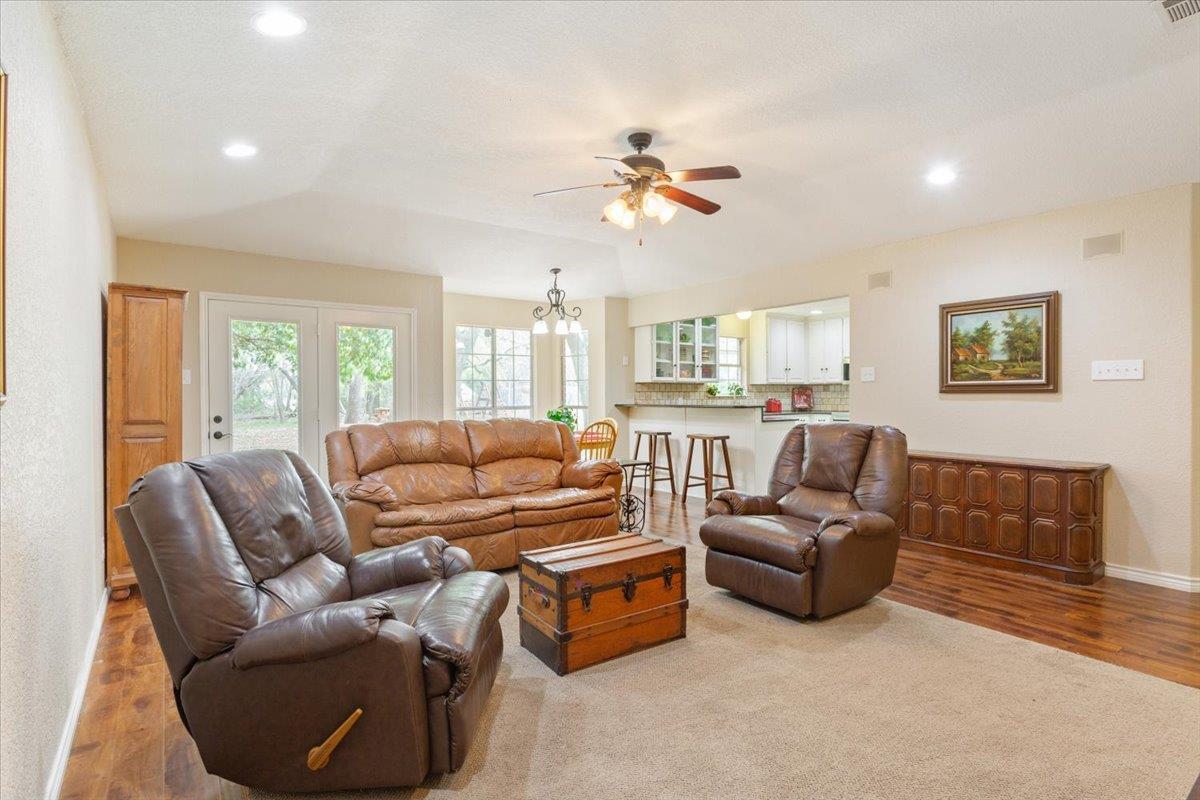 7511 N Lakeview Dr, Salado, TX 76571