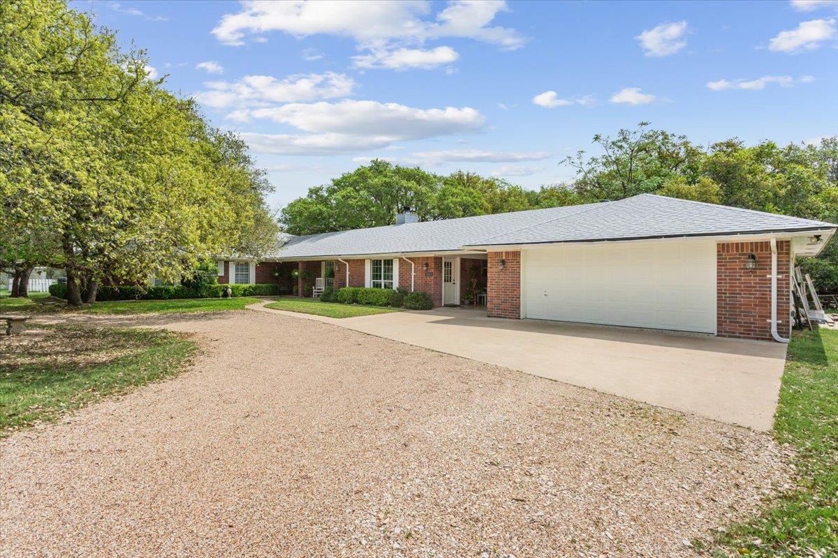 7511 N Lakeview Dr, Salado, TX 76571