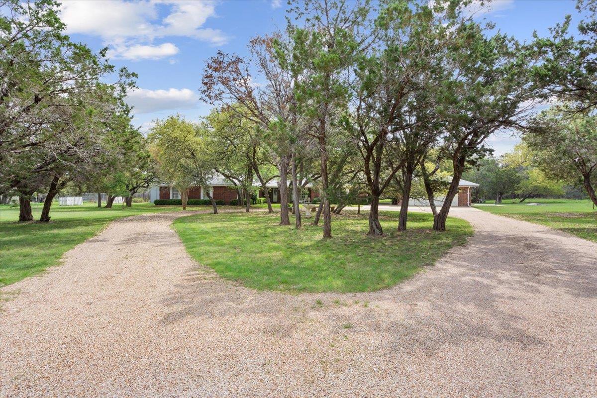7511 N Lakeview Dr, Salado, TX 76571
