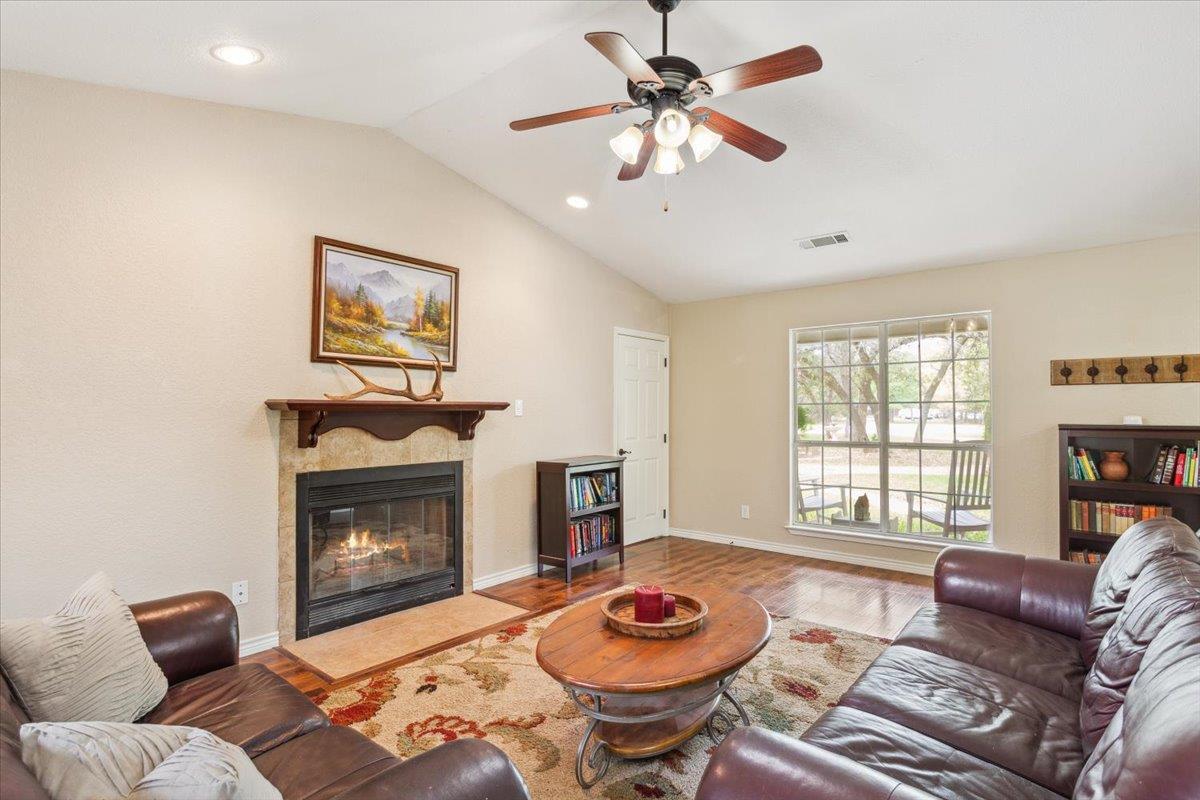 7511 N Lakeview Dr, Salado, TX 76571