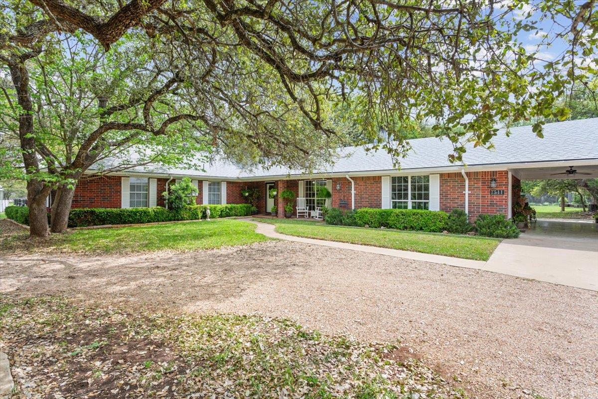 7511 N Lakeview Dr, Salado, TX 76571