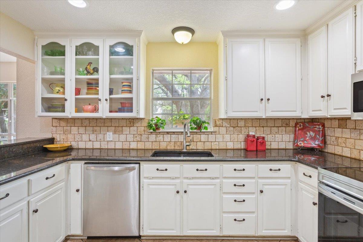 7511 N Lakeview Dr, Salado, TX 76571