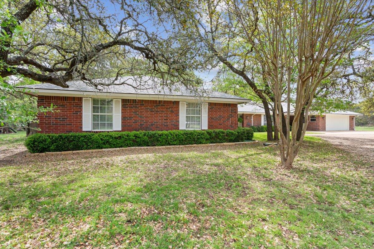 7511 N Lakeview Dr, Salado, TX 76571