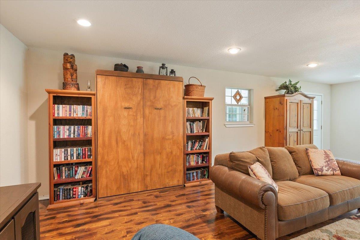 7511 N Lakeview Dr, Salado, TX 76571