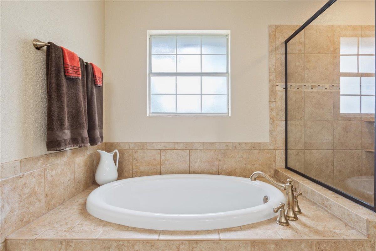 7511 N Lakeview Dr, Salado, TX 76571