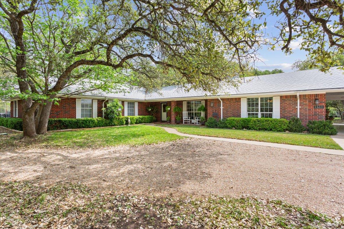 7511 N Lakeview Dr, Salado, TX 76571