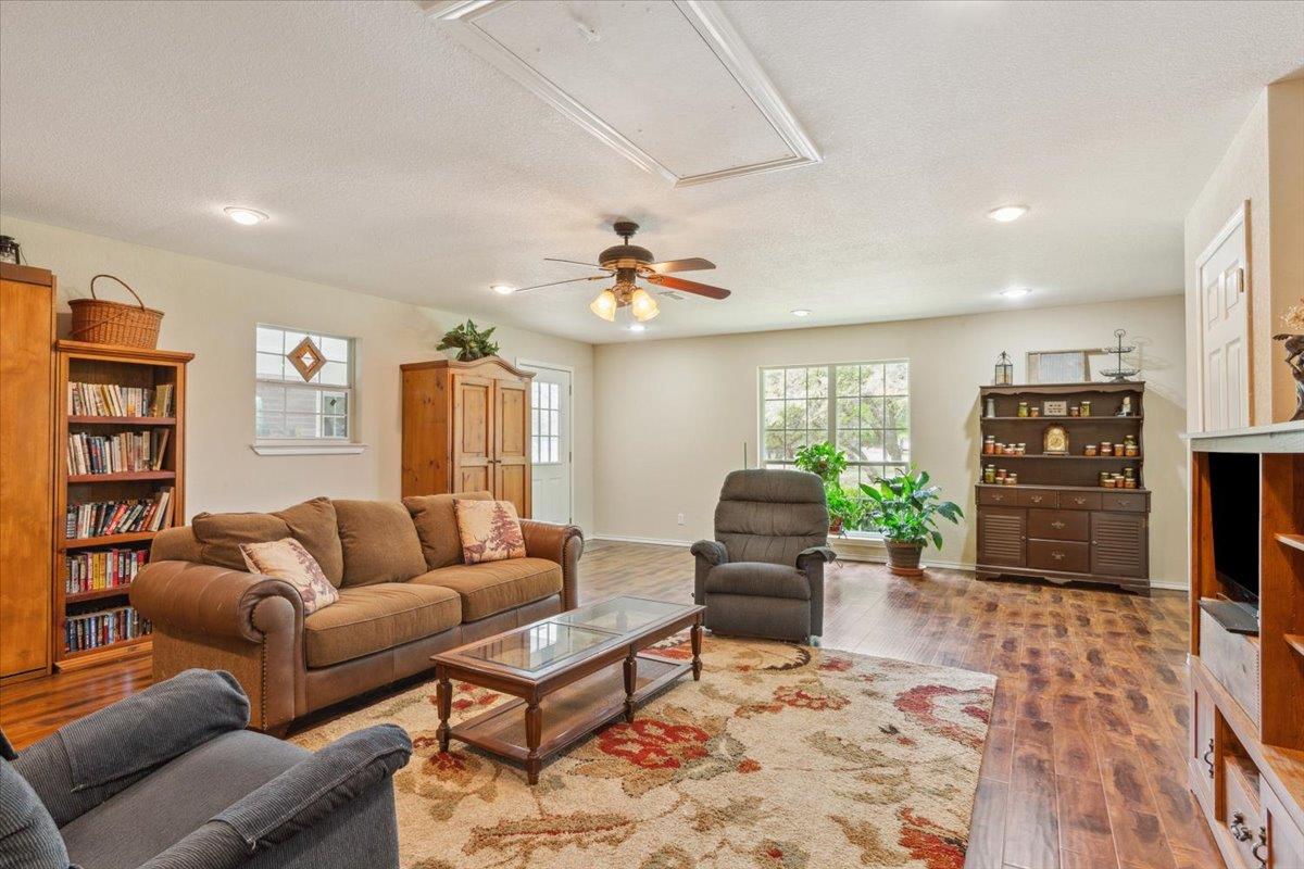 7511 N Lakeview Dr, Salado, TX 76571