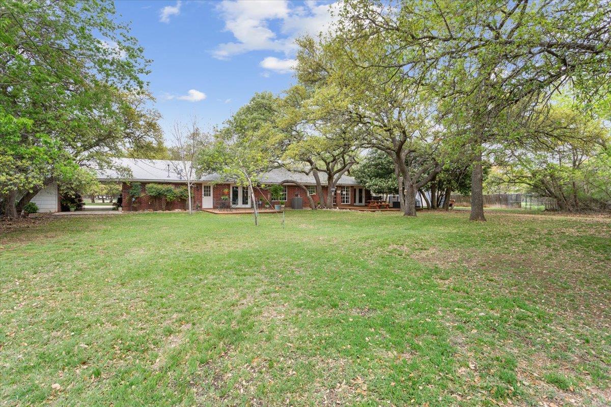 7511 N Lakeview Dr, Salado, TX 76571