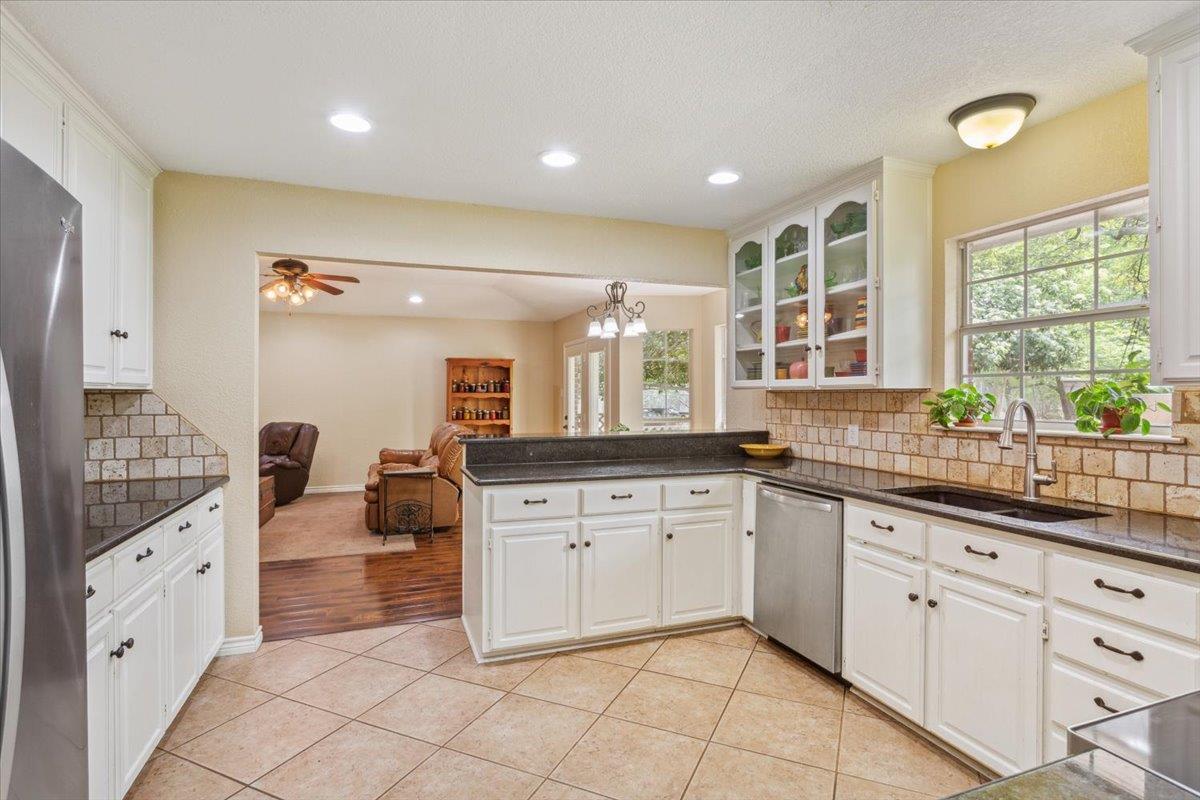 7511 N Lakeview Dr, Salado, TX 76571