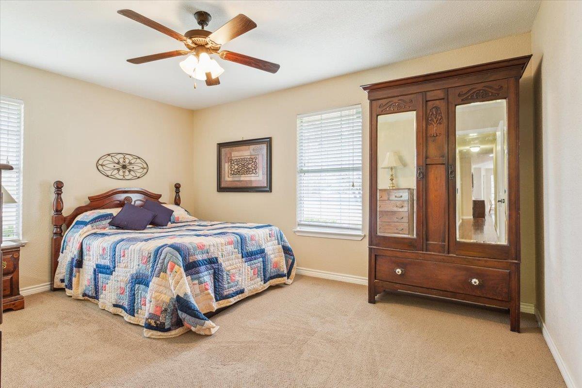 7511 N Lakeview Dr, Salado, TX 76571
