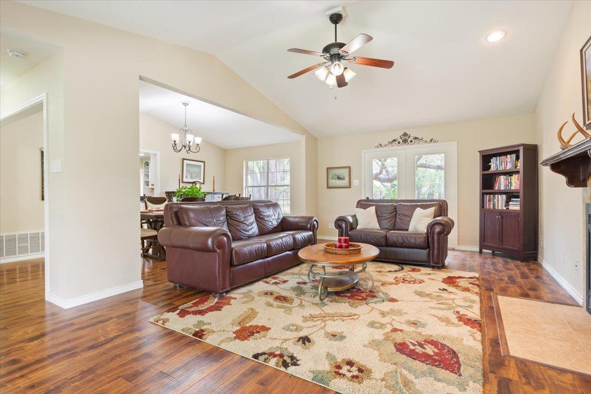 7511 N Lakeview Dr, Salado, TX 76571
