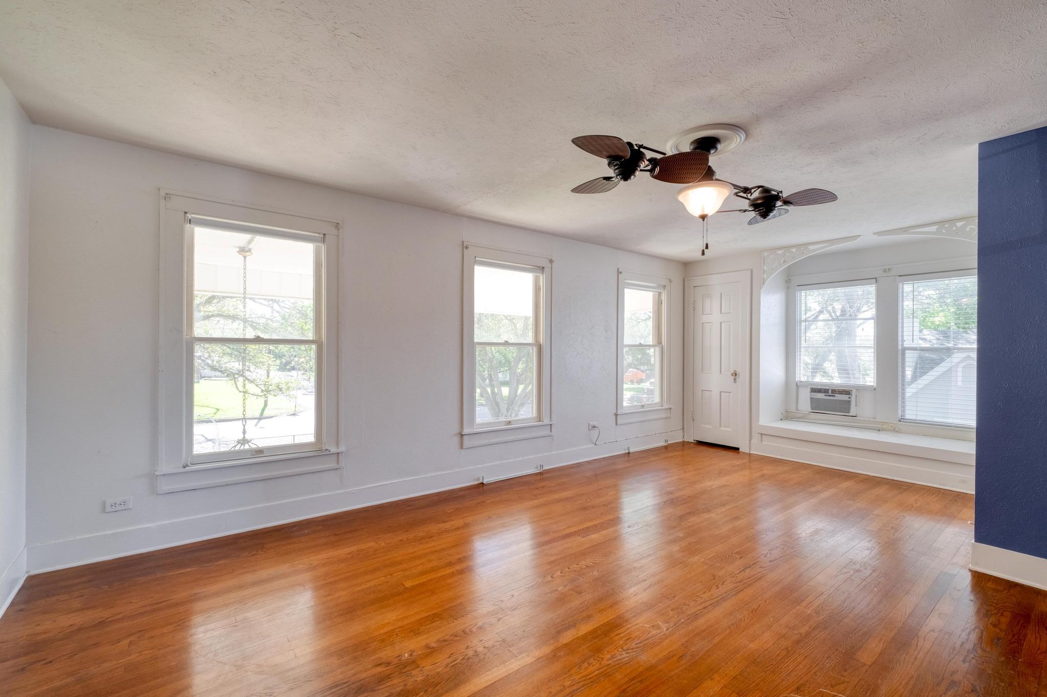 700 S Walnut Ave, Luling, TX 78648