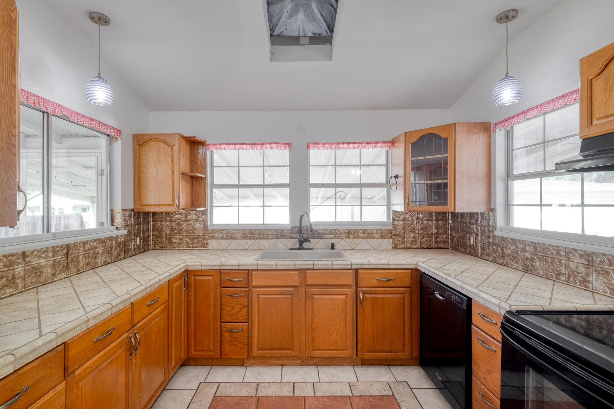 700 S Walnut Ave, Luling, TX 78648