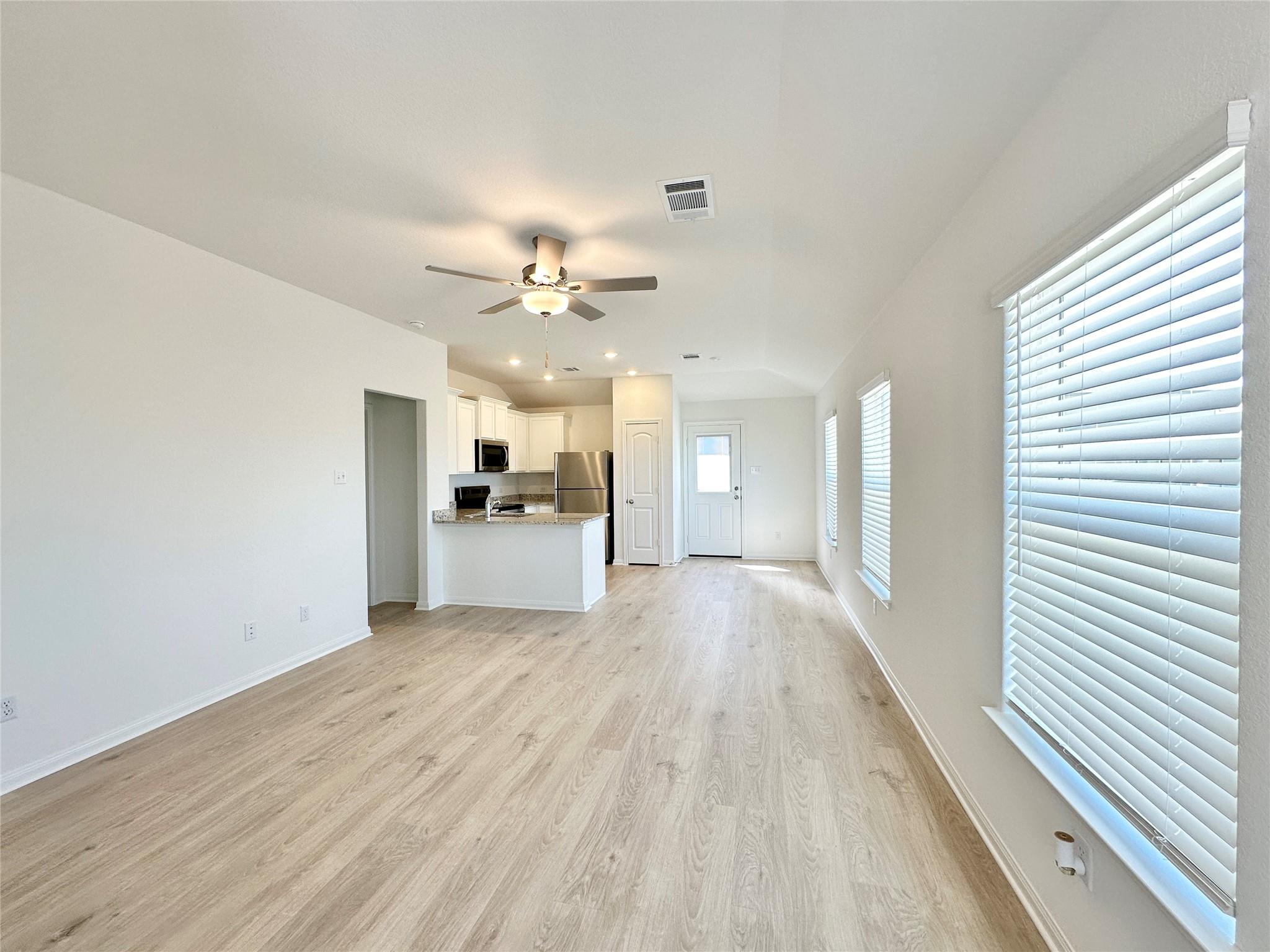 121 Paradise Canyon Dr, Jarrell, TX 76537
