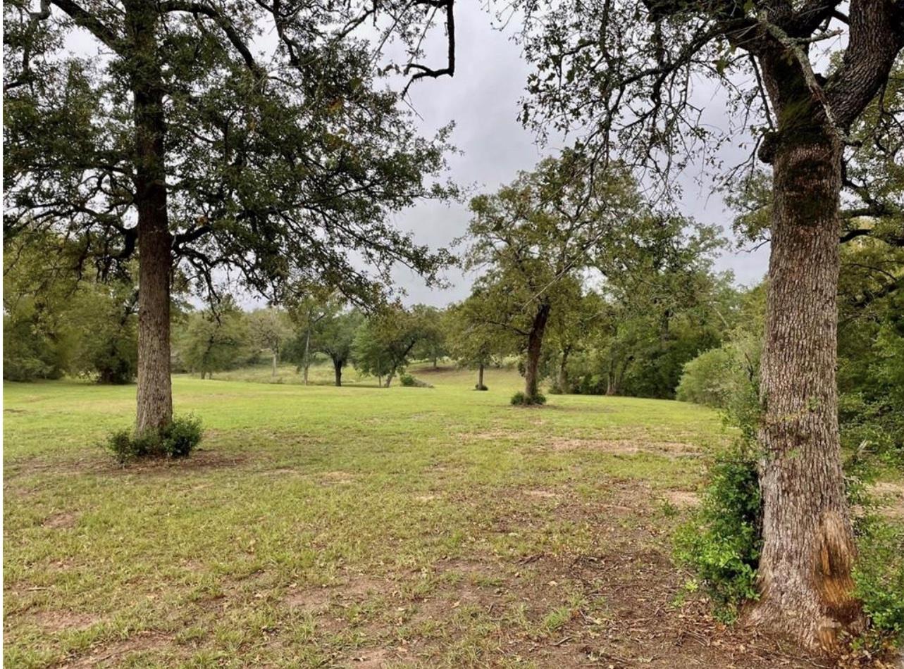 1073 Creekside Ln, Lexington, TX 78947