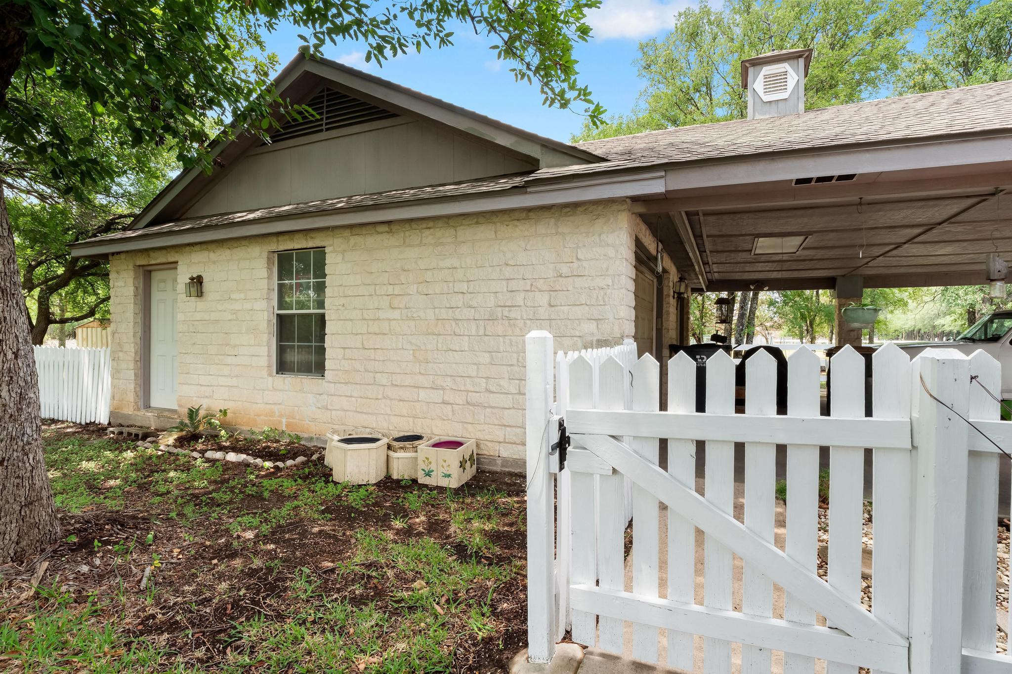 808 Golden Oaks Rd, Georgetown, TX 78628