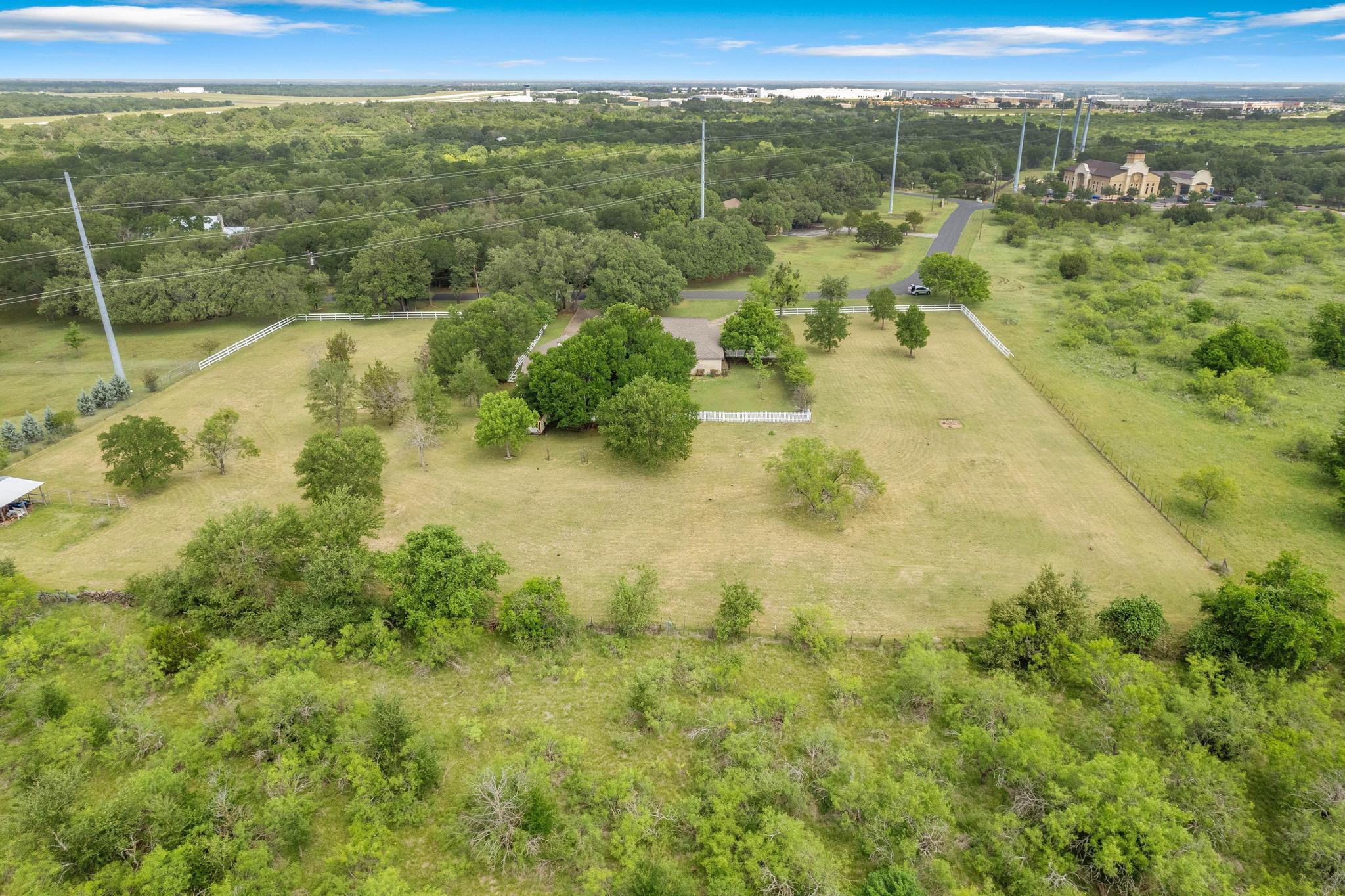 808 Golden Oaks Rd, Georgetown, TX 78628