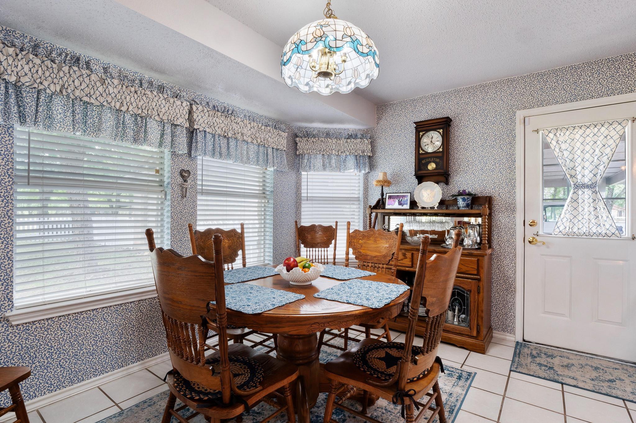 808 Golden Oaks Rd, Georgetown, TX 78628