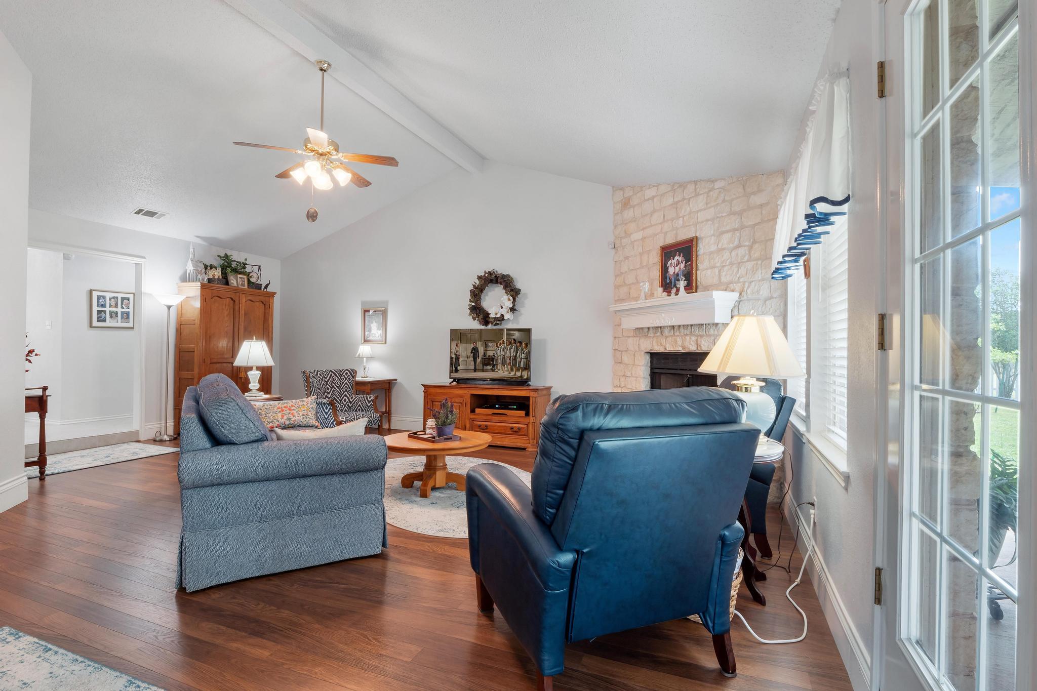 808 Golden Oaks Rd, Georgetown, TX 78628