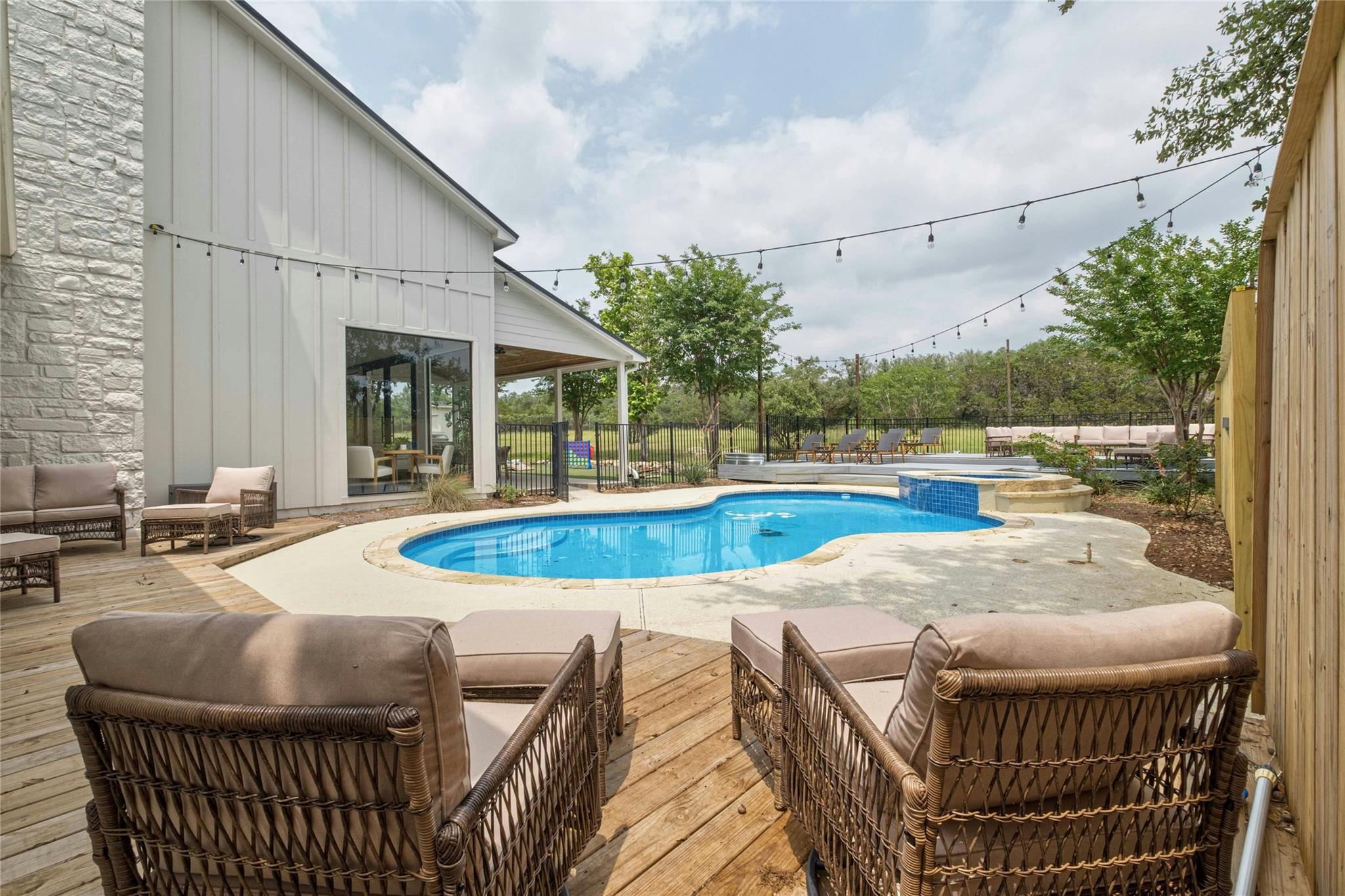 499 Hannah Dr, Dripping Springs, TX 78620