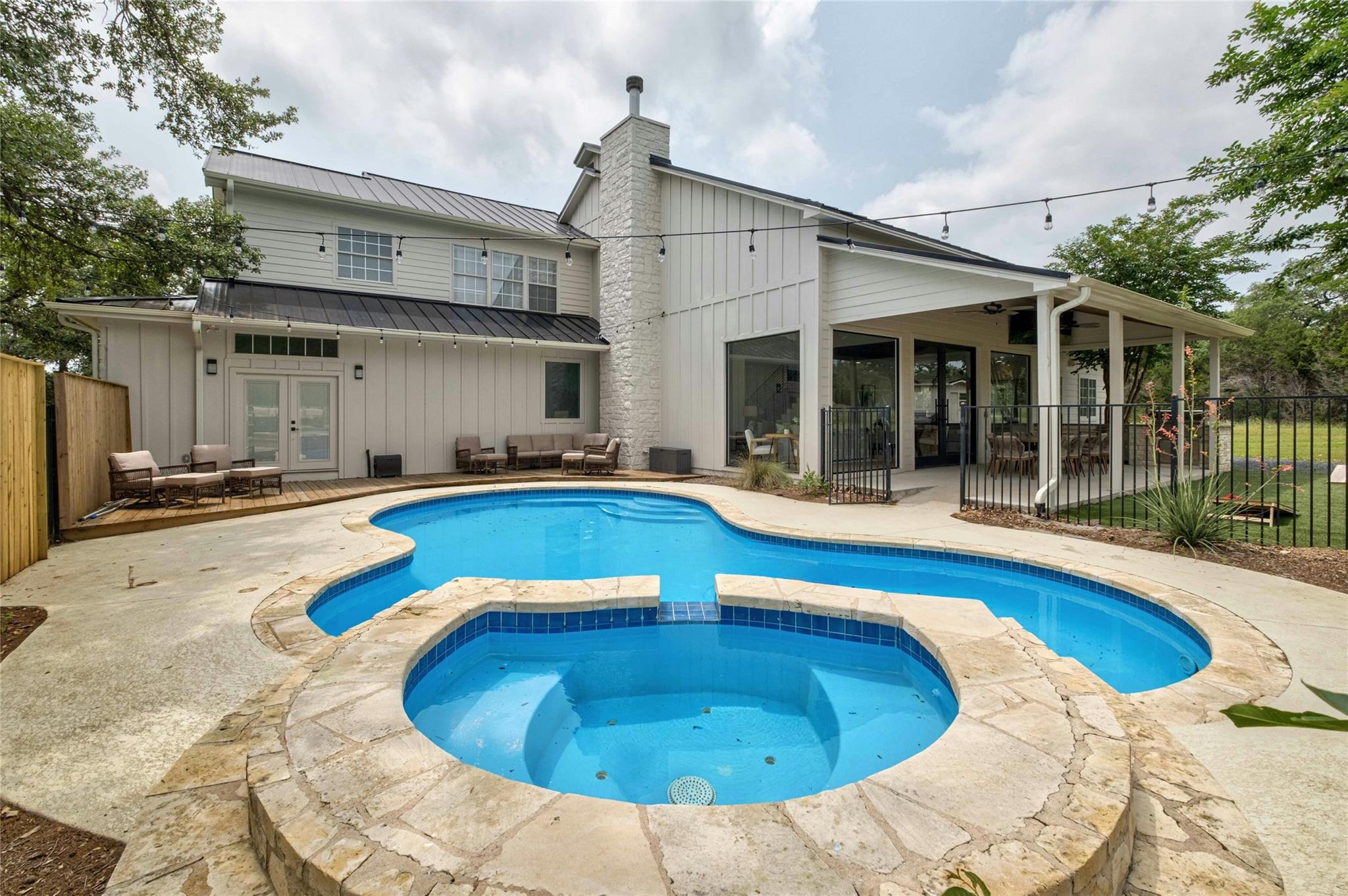 499 Hannah Dr, Dripping Springs, TX 78620