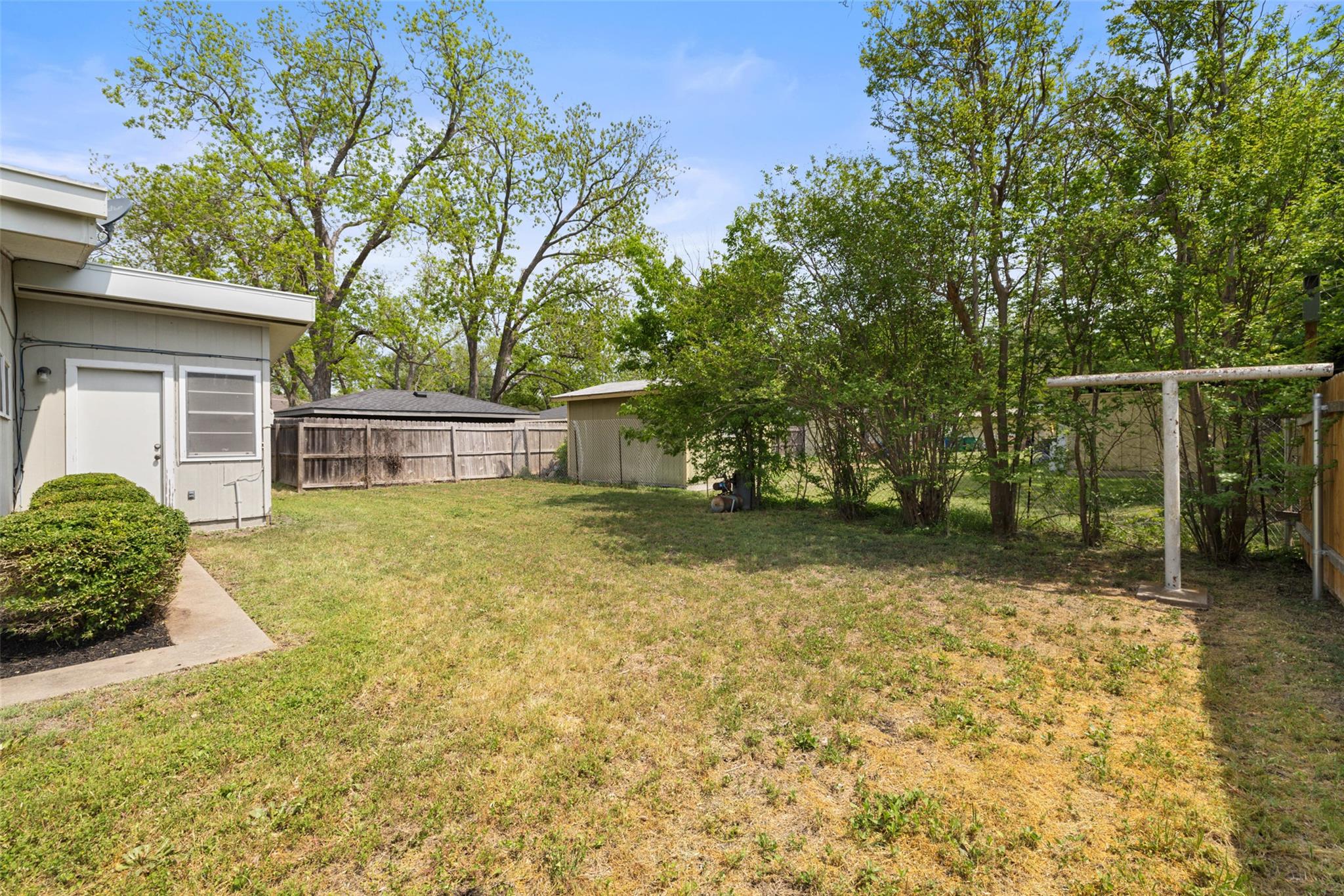 1310 Thompson St, Taylor, TX 76574