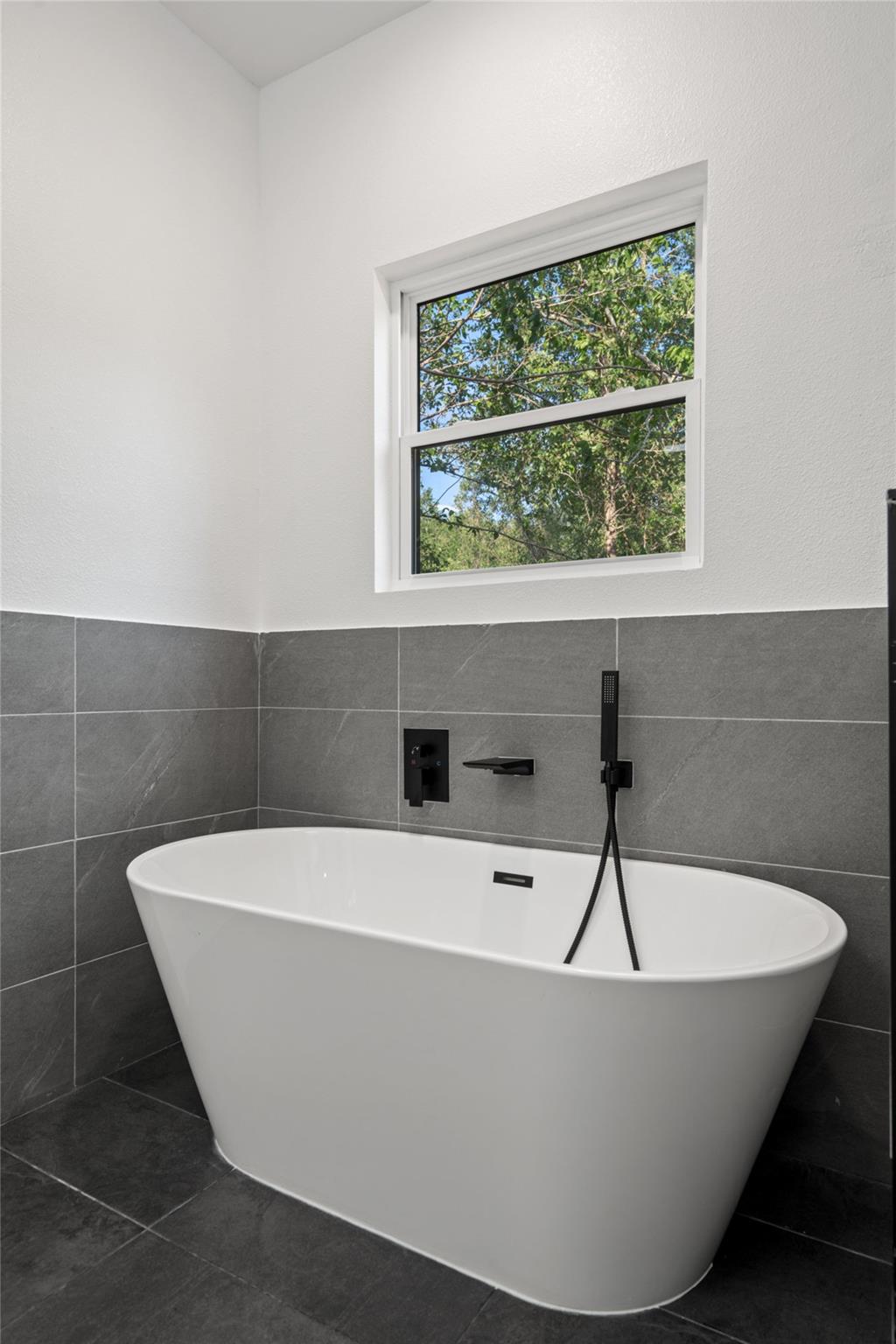 597 W KEANAHALULULU Ln, Bastrop, TX 78602