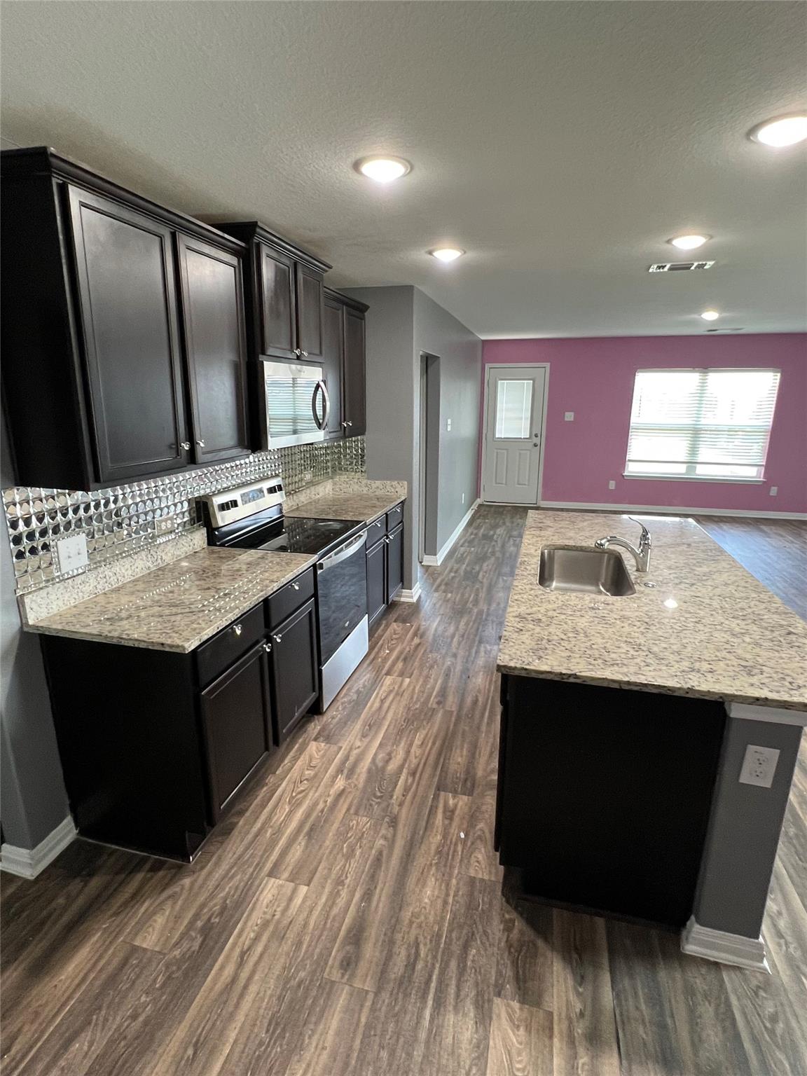 105 Riverdale Dr, Jarrell, TX 76537