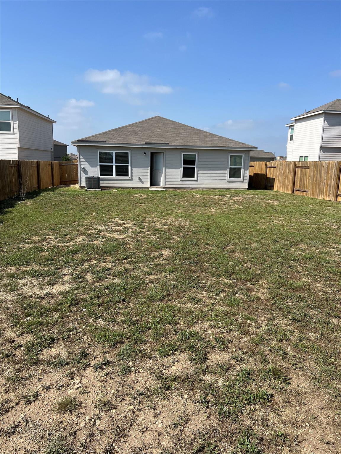 105 Riverdale Dr, Jarrell, TX 76537
