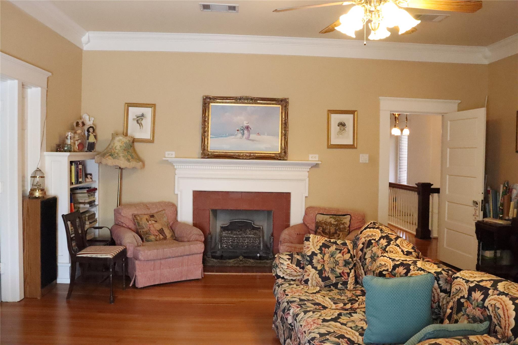701 Sloan St, Taylor, TX 76574