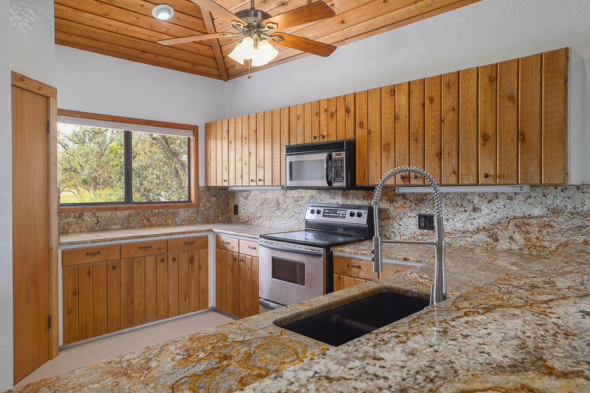 313 Kendall Rd, Spicewood, TX 78669