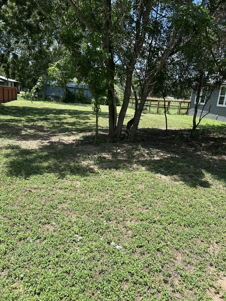 704 Hill St, Smithville, TX 78957