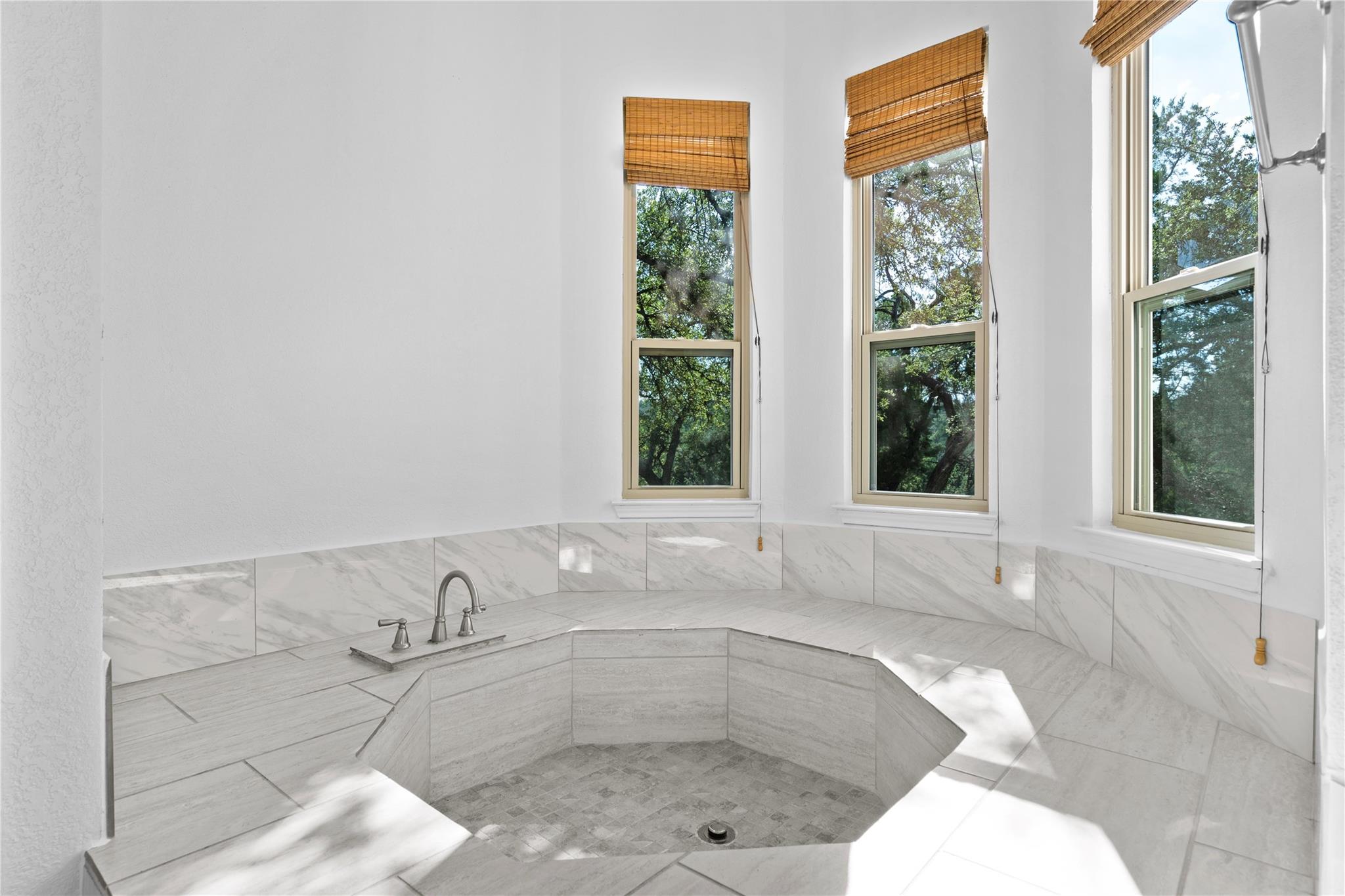 3 Heritage Oaks Dr, Austin, TX 78737