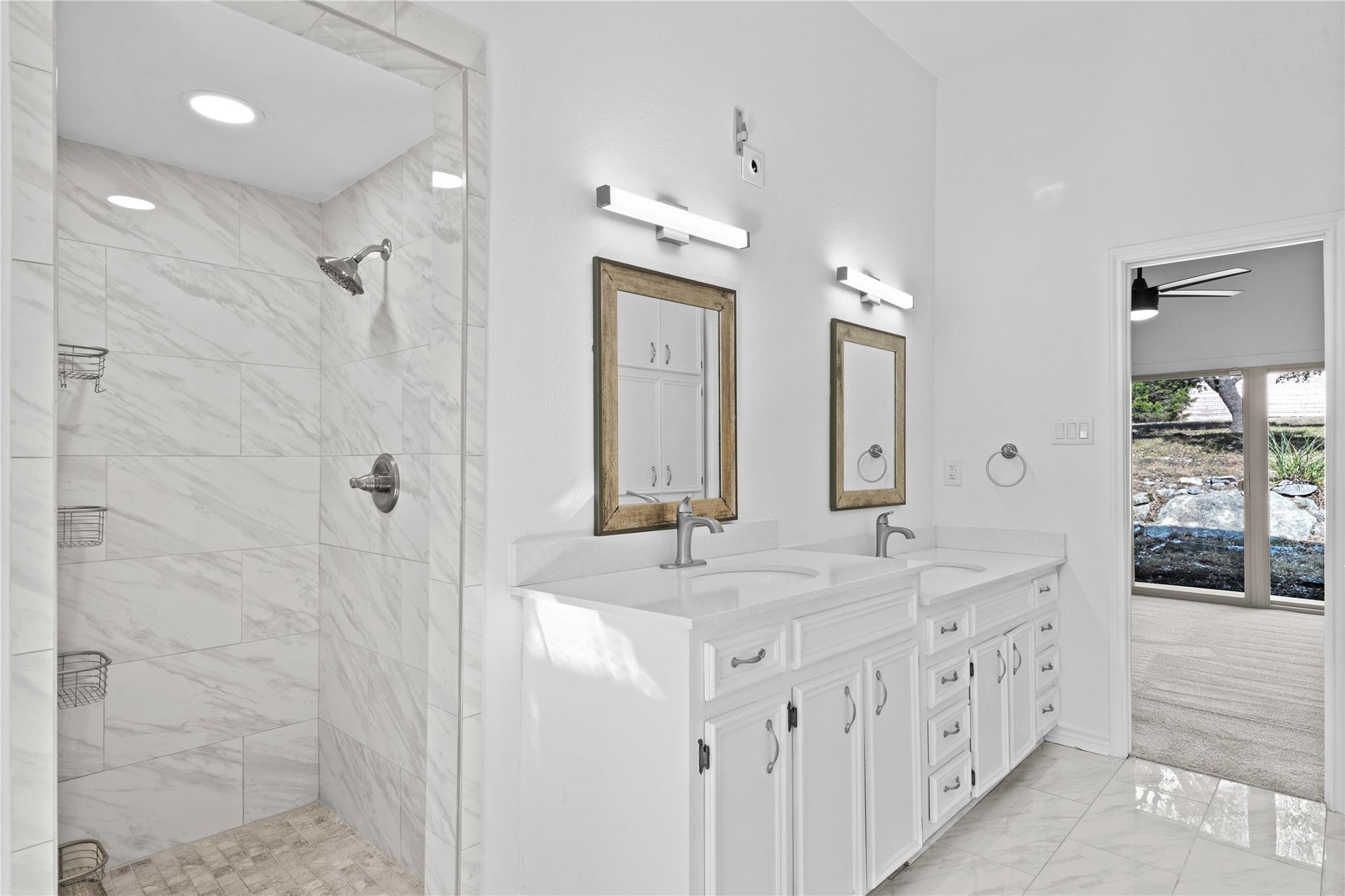 3 Heritage Oaks Dr, Austin, TX 78737