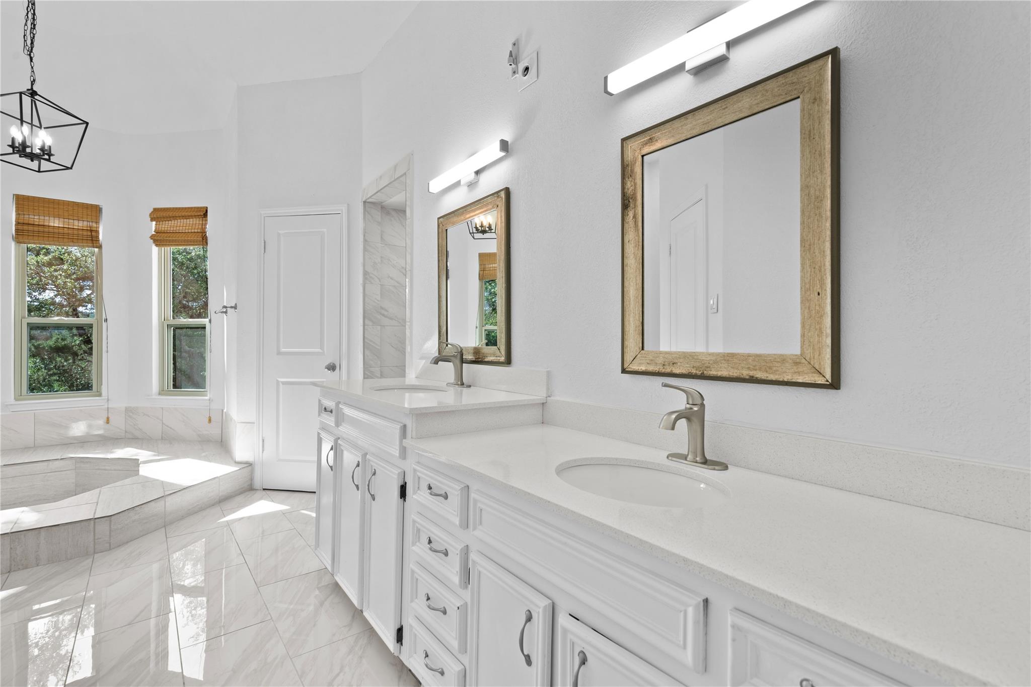 3 Heritage Oaks Dr, Austin, TX 78737