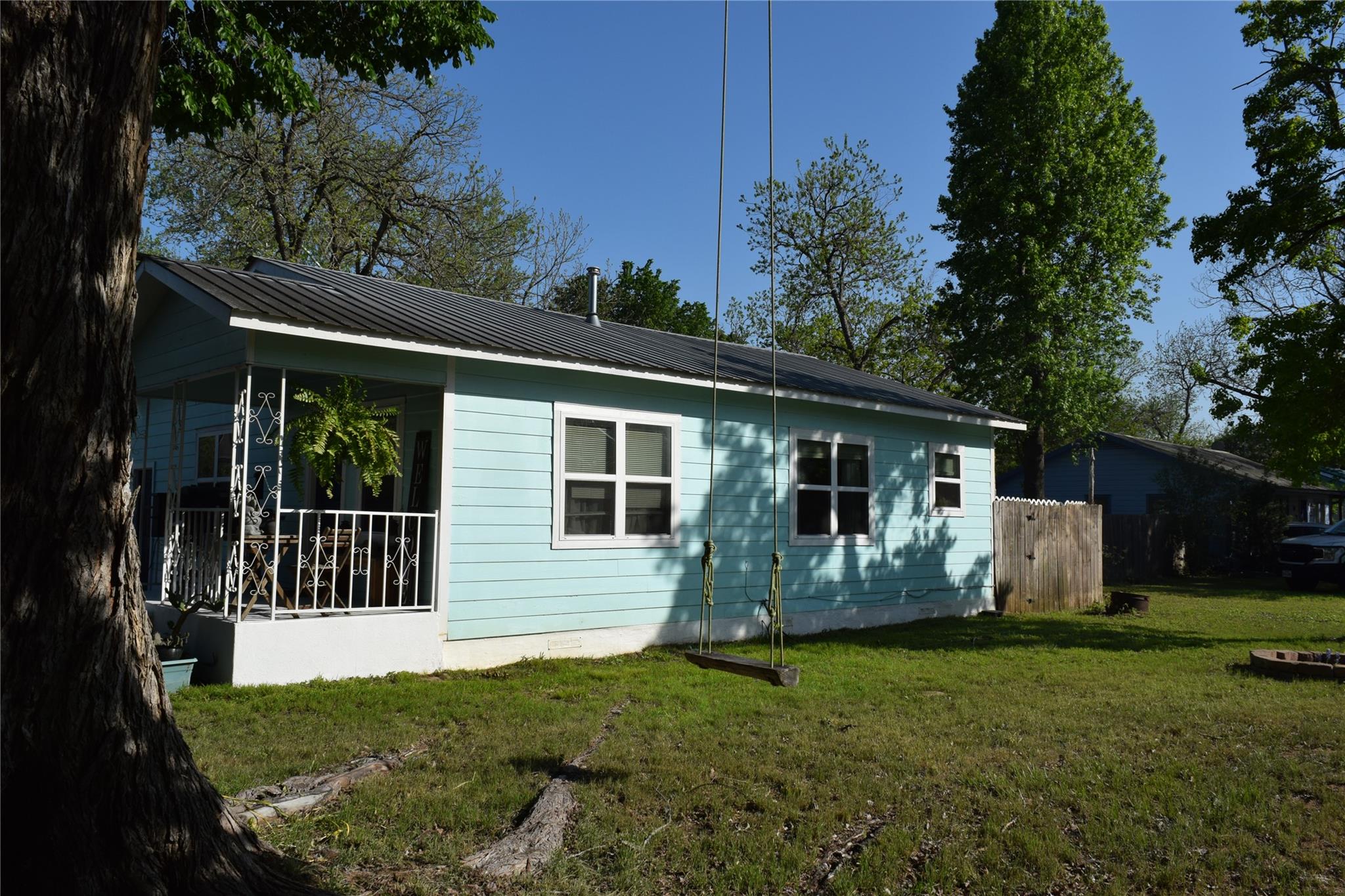 1200 NE 5th St, Smithville, TX 78957