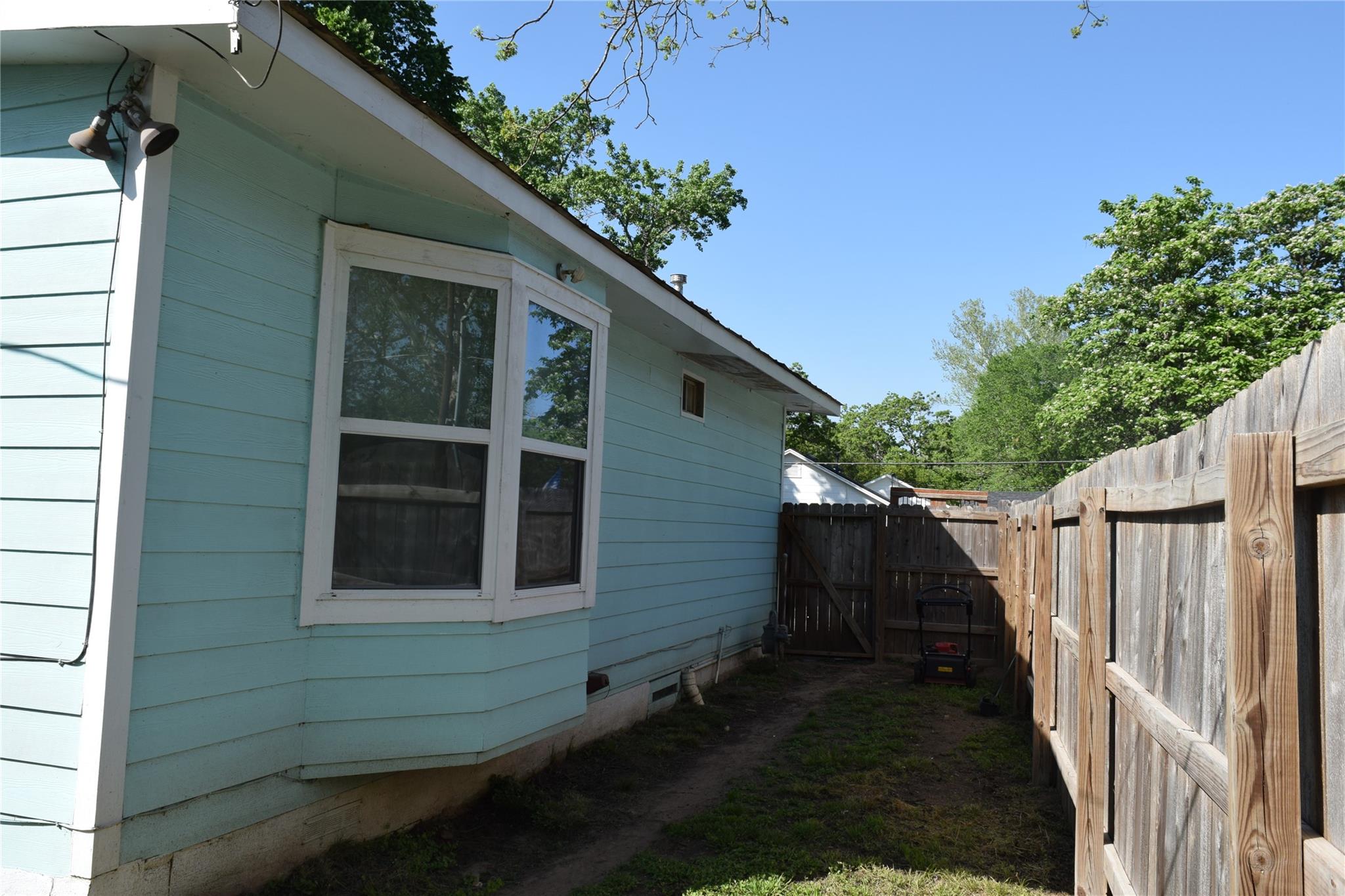 1200 NE 5th St, Smithville, TX 78957