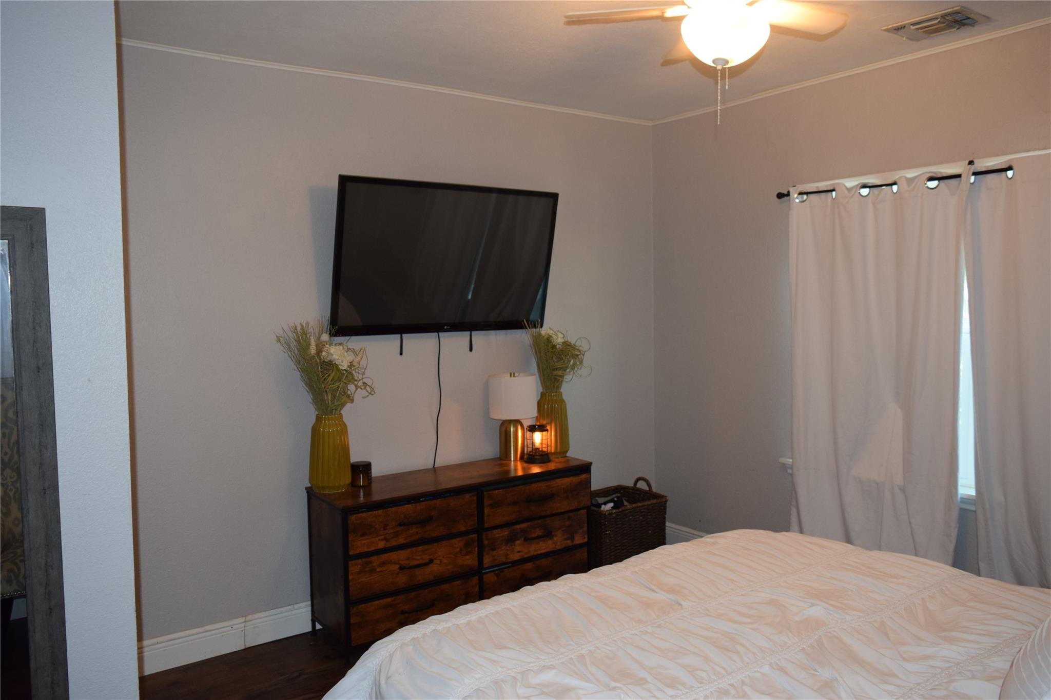 1200 NE 5th St, Smithville, TX 78957