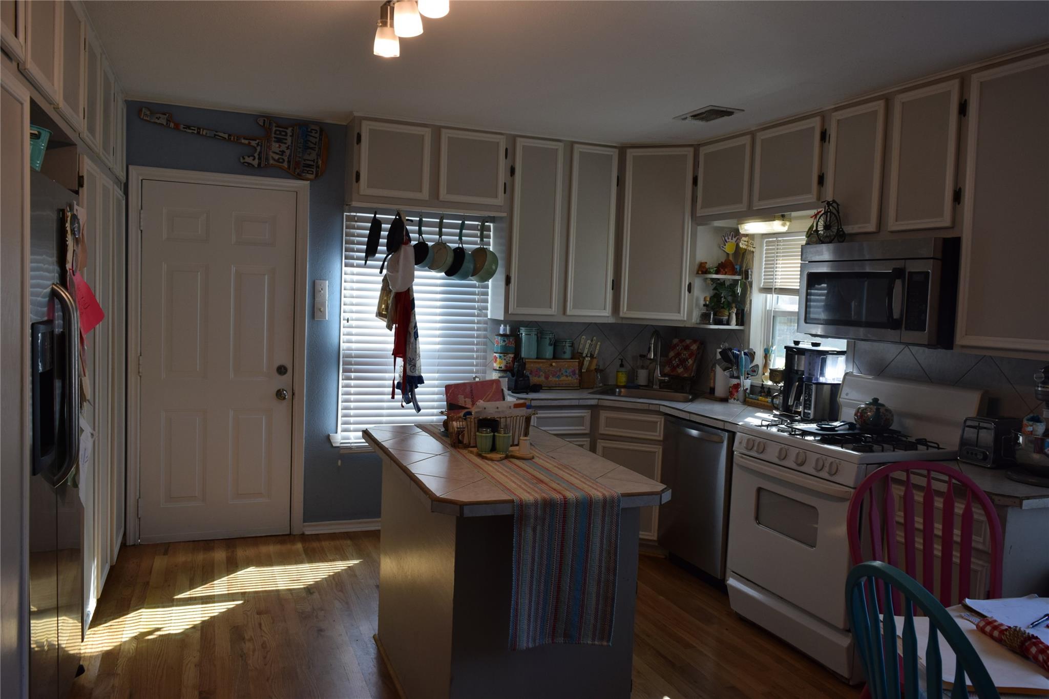 1200 NE 5th St, Smithville, TX 78957