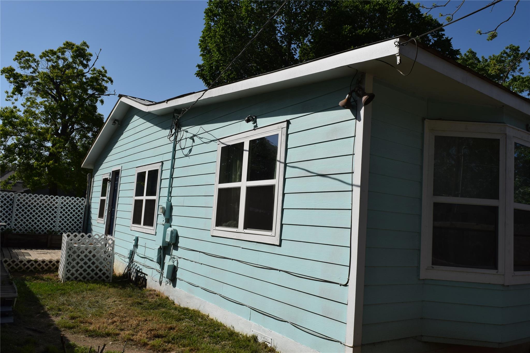 1200 NE 5th St, Smithville, TX 78957