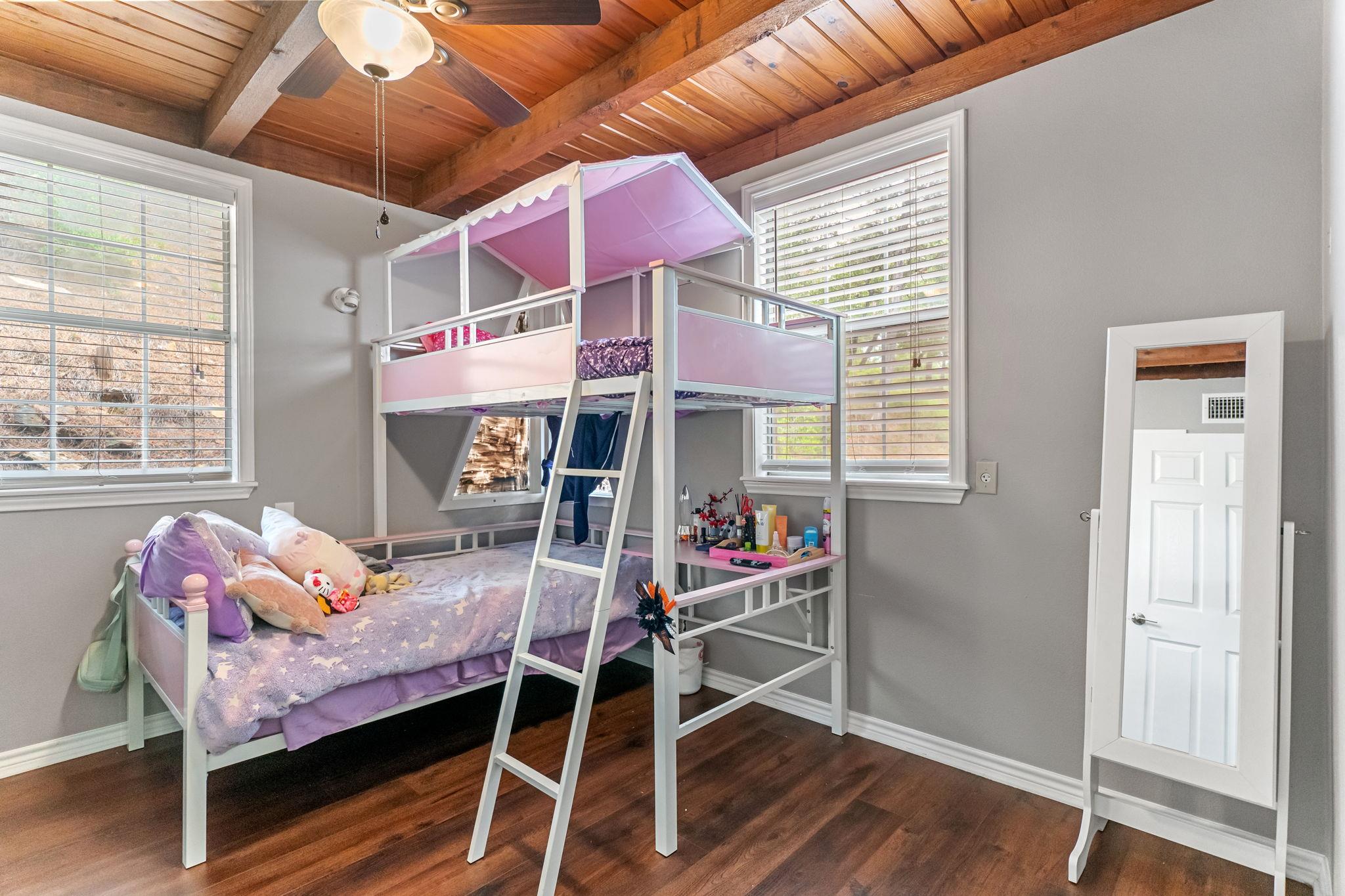 129 Valley Spur, Smithville, TX 78957