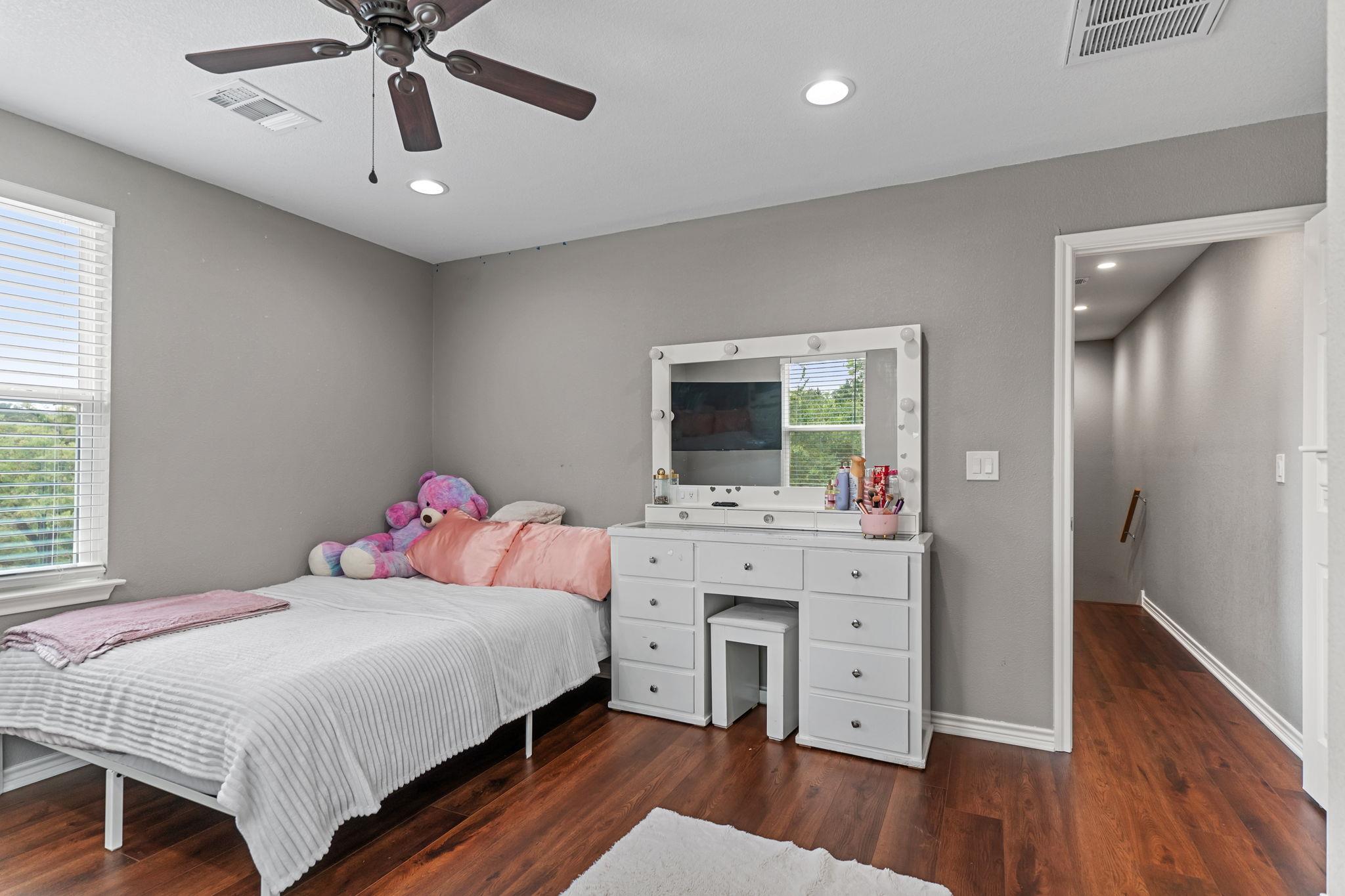 129 Valley Spur, Smithville, TX 78957