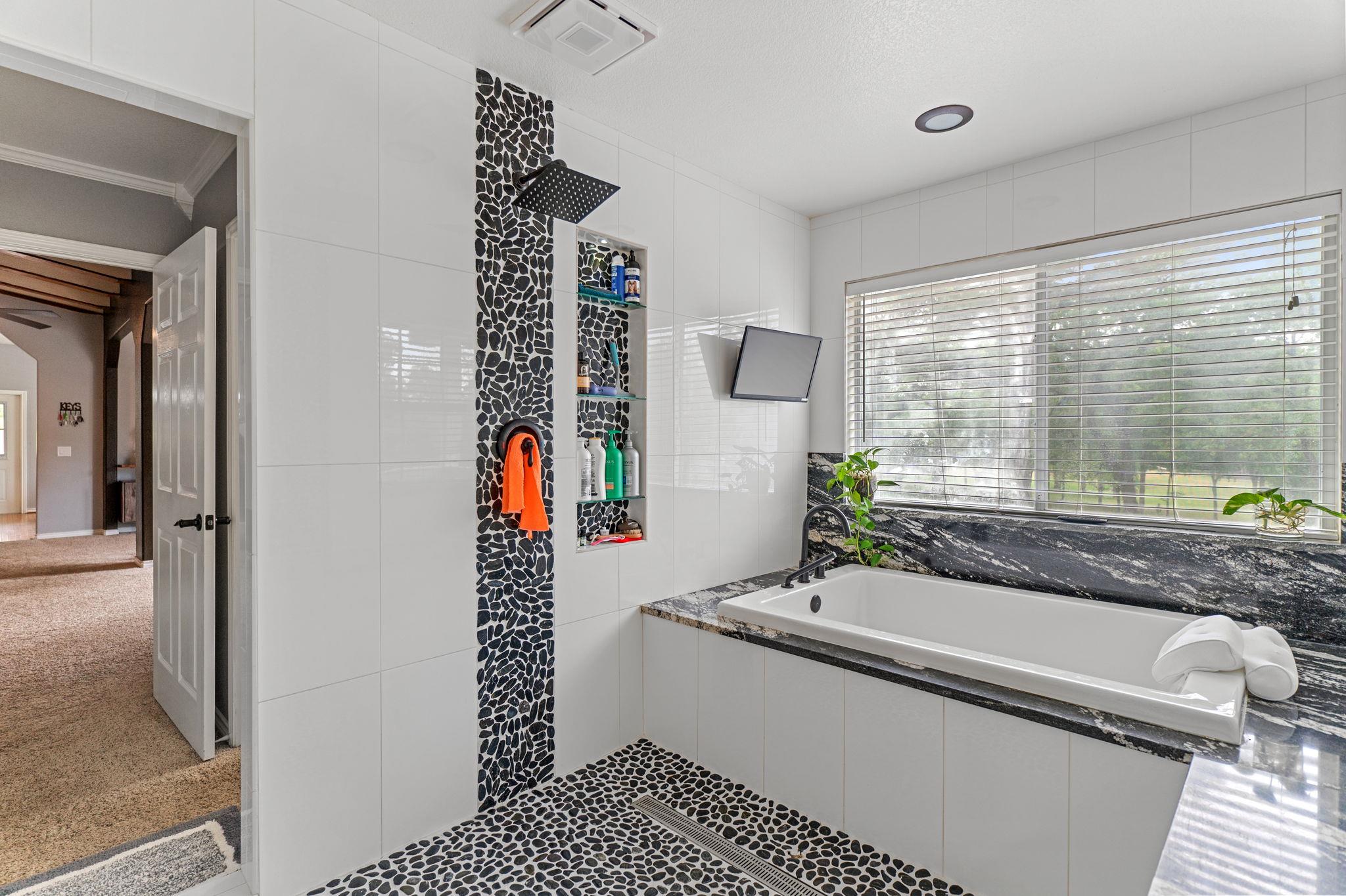 129 Valley Spur, Smithville, TX 78957