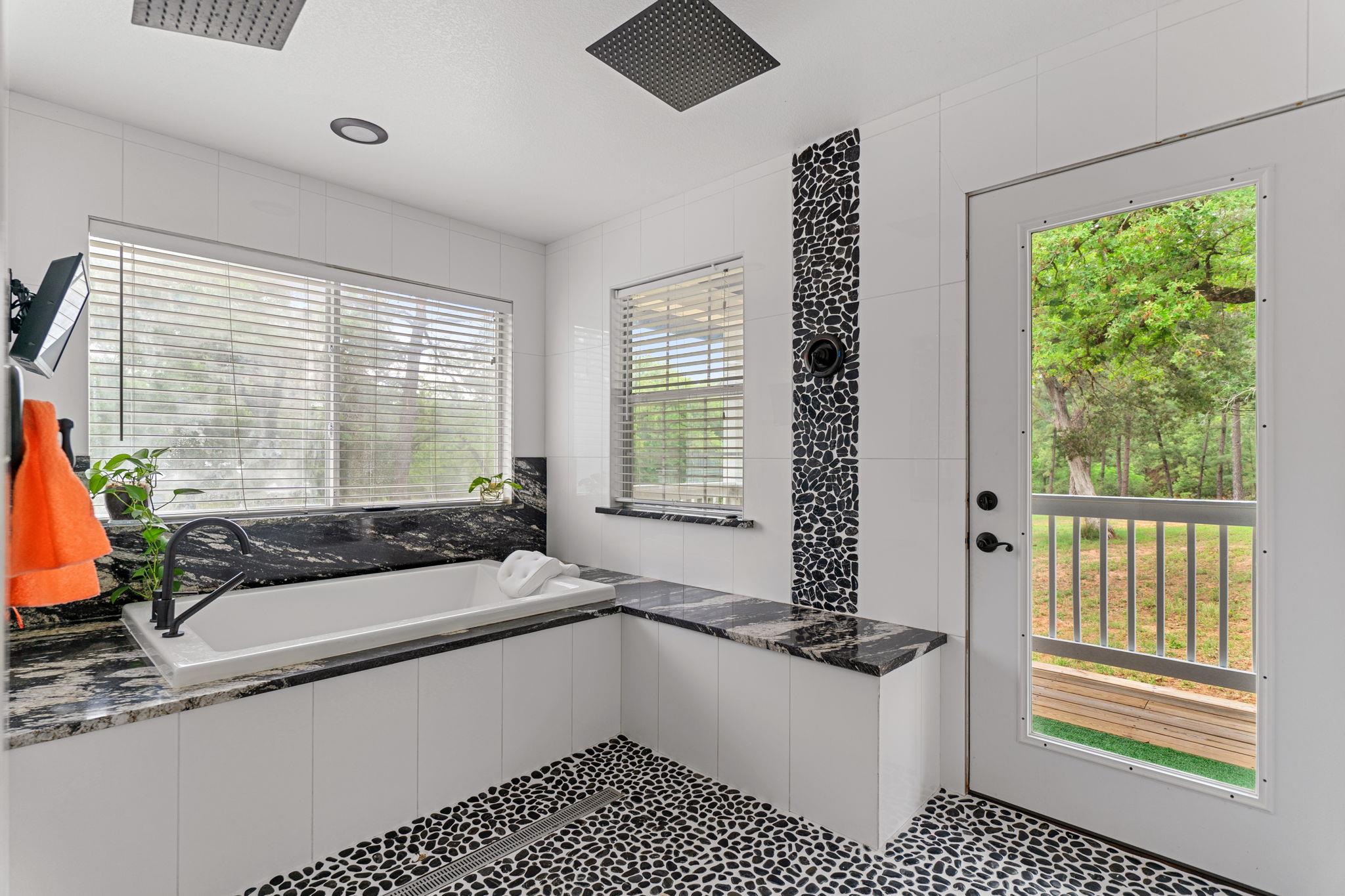 129 Valley Spur, Smithville, TX 78957