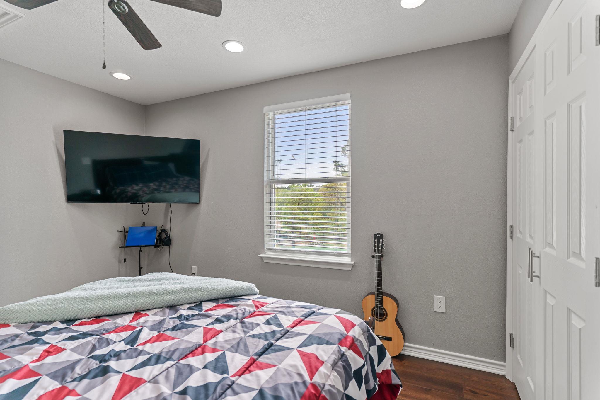 129 Valley Spur, Smithville, TX 78957