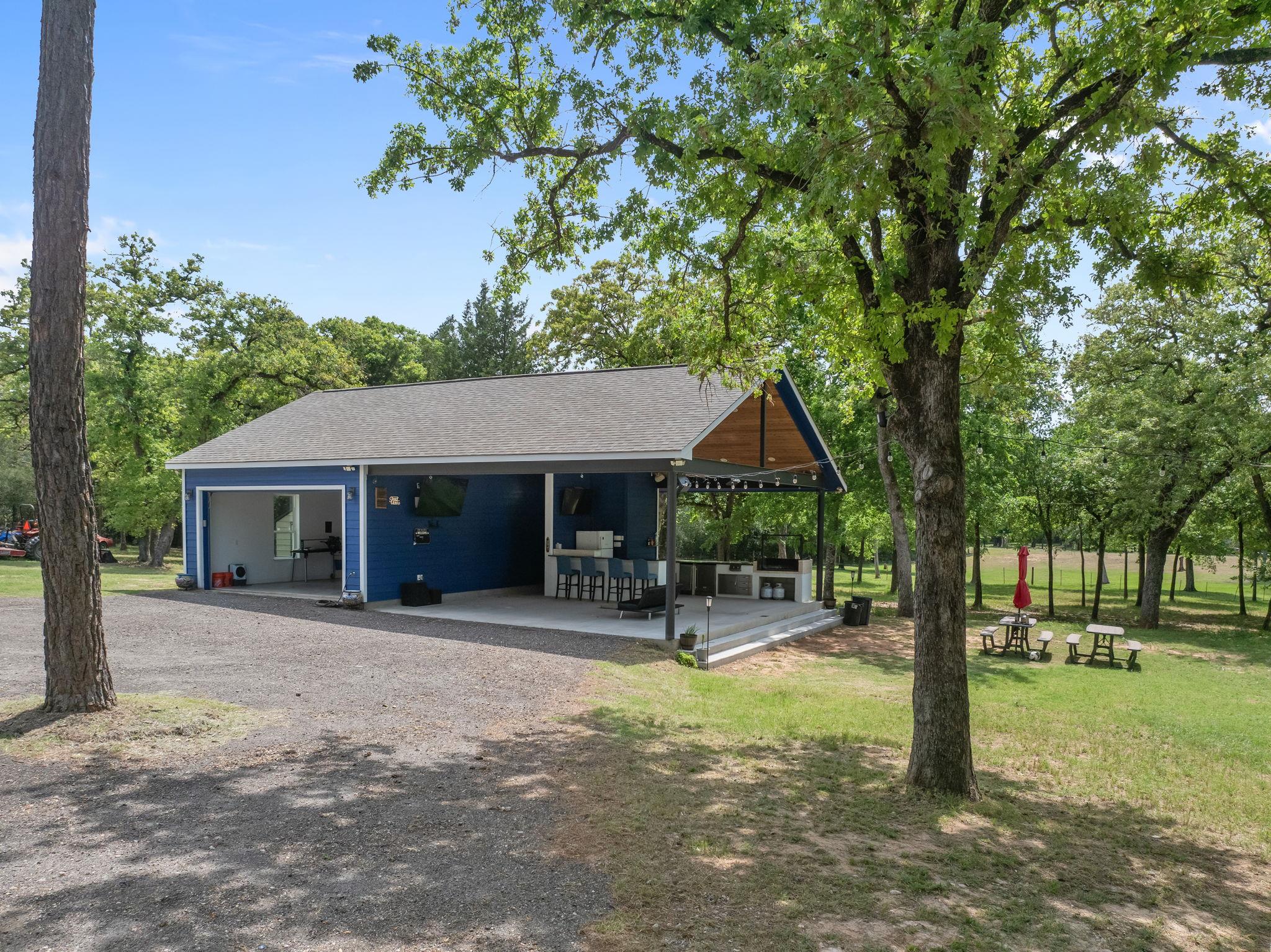 129 Valley Spur, Smithville, TX 78957