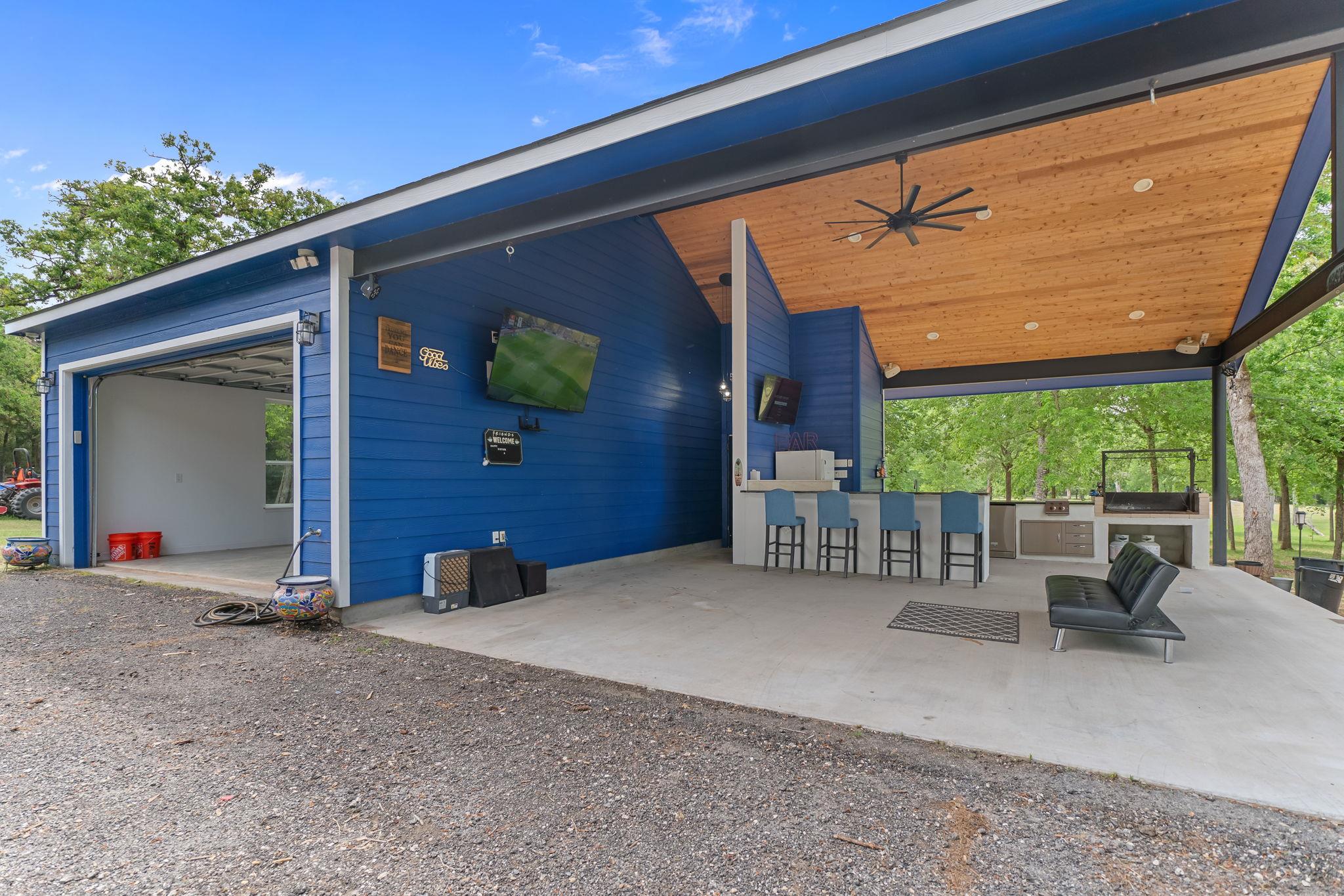 129 Valley Spur, Smithville, TX 78957