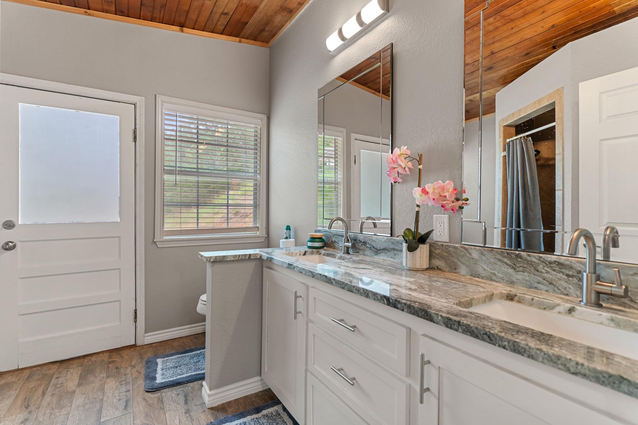 129 Valley Spur, Smithville, TX 78957