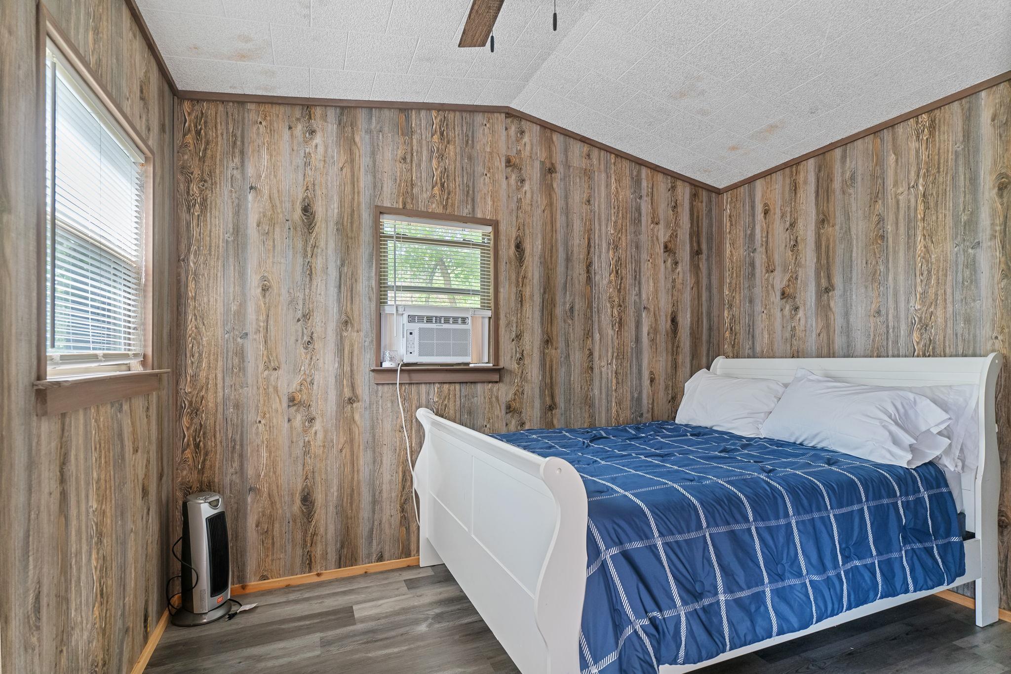 129 Valley Spur, Smithville, TX 78957