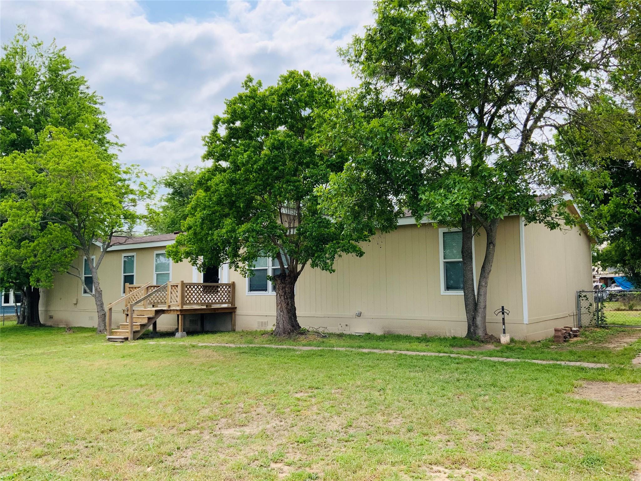 525 South Chambers St, Giddings, TX 78942